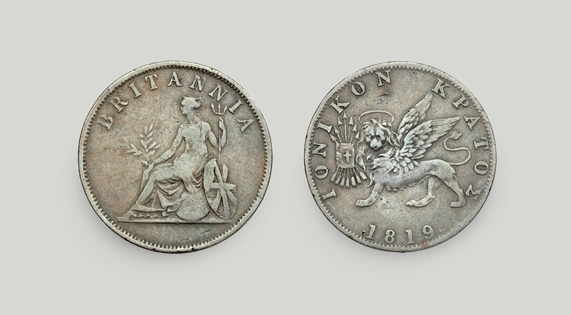 Η εμπρόσθια όψη με την Βρετανία σε σφαίρα, με τρίαινα και κλαδί ελιάς Στην οπίσθια, φτερωτός λέων με Ευαγγέλιο και 7 βέλη.  Χάλκινος οβολός Ιονικού Κράτους