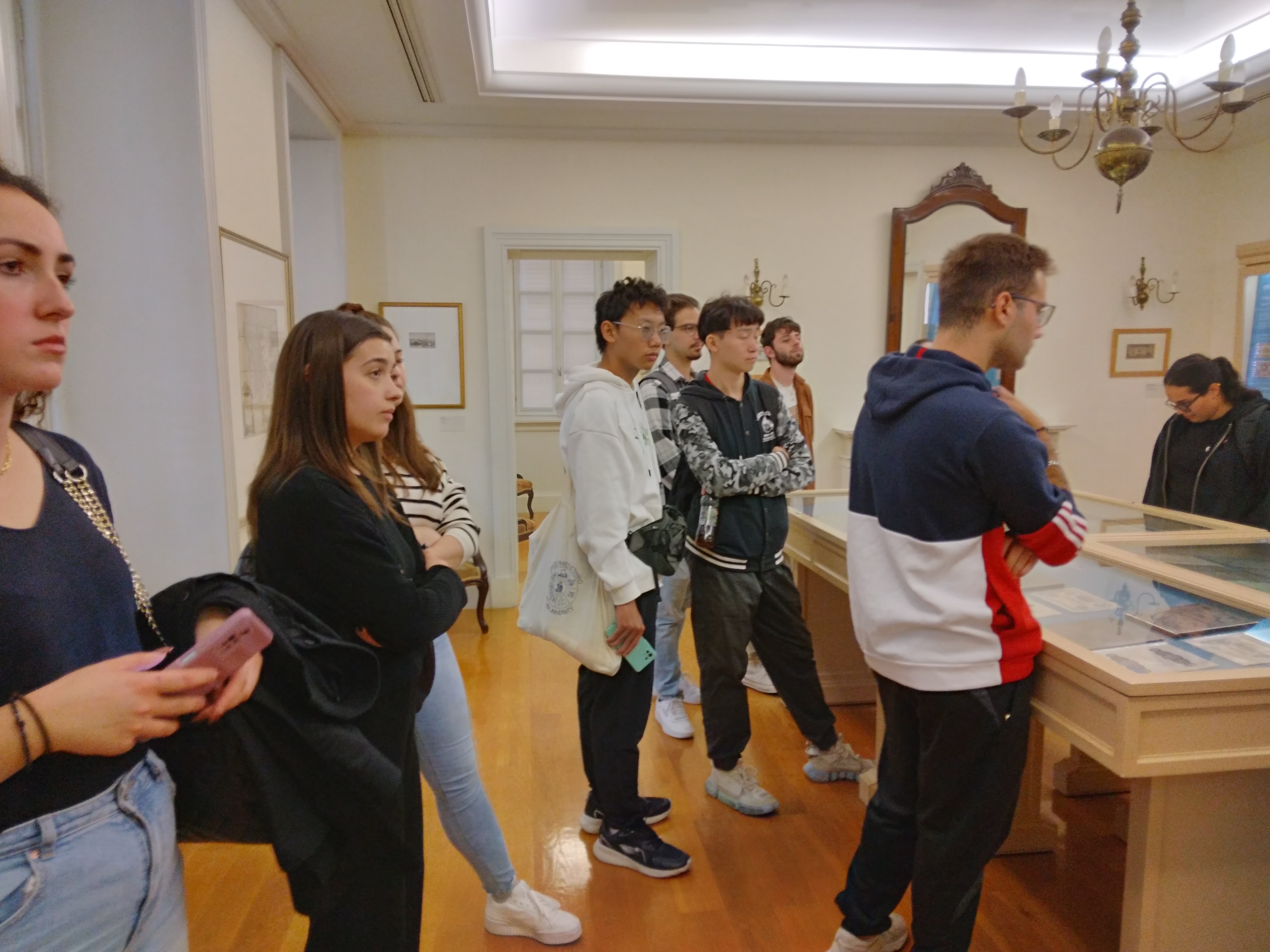 Students in front of a display case with coins. Students’ tour of the Banknote Museum