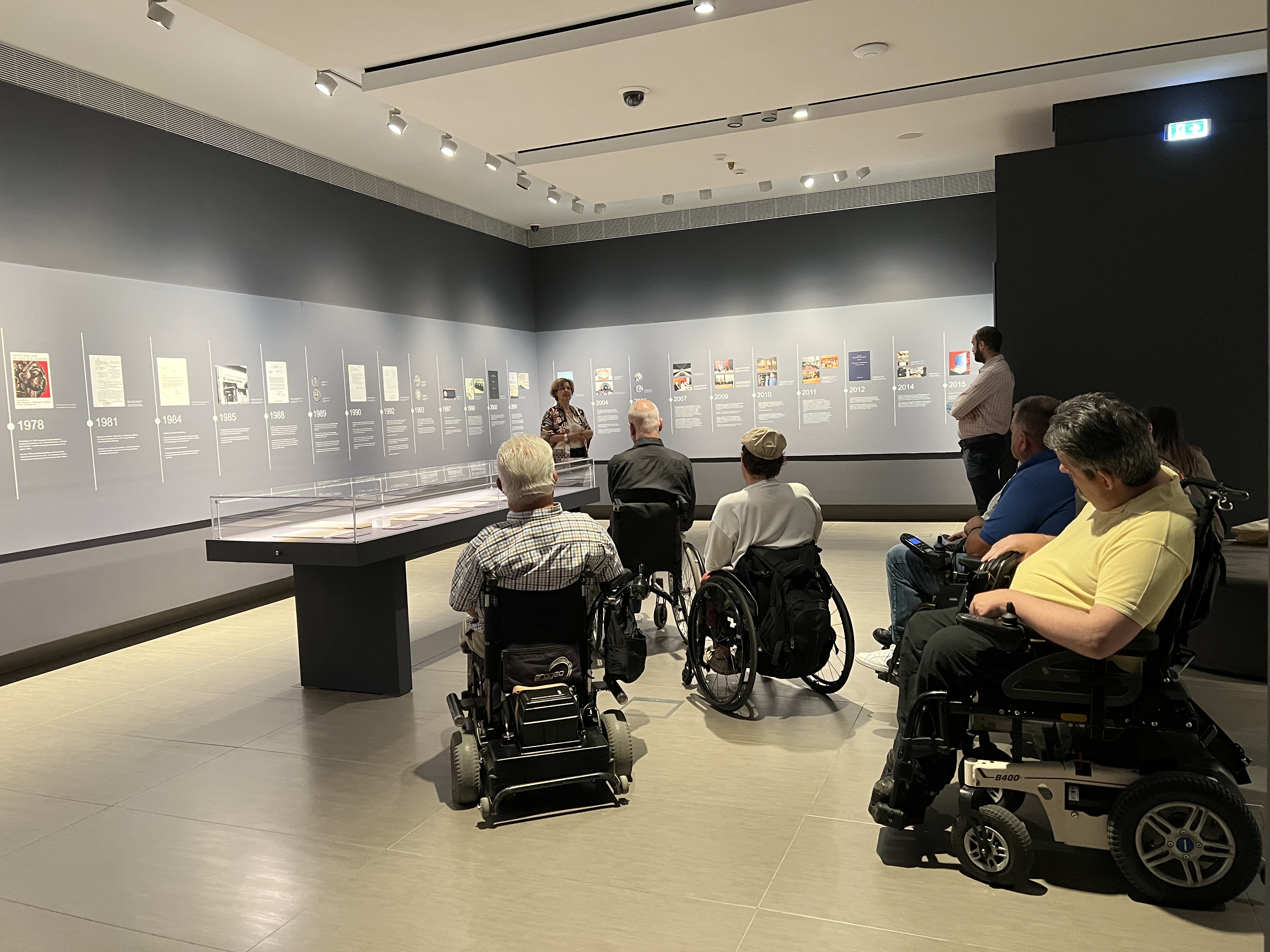 Guided tour through the room with the timeline 