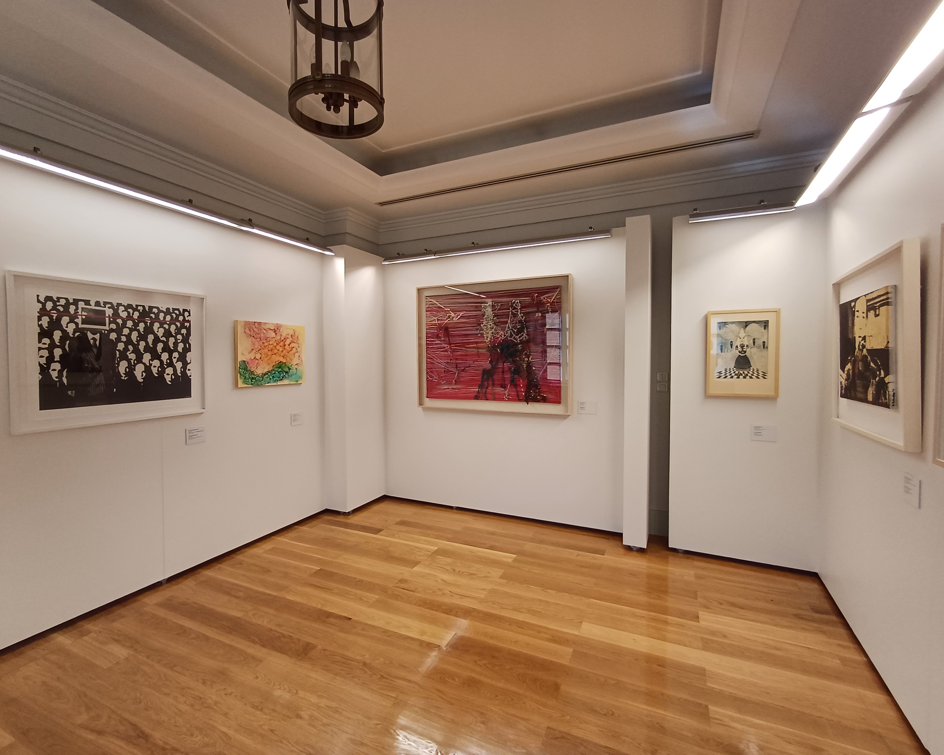 Πολύχρωμοι πίνακες αφηρημένης τέχνης σε λευκούς τοίχους. Φωτογραφία από τους χώρους της έκθεσης