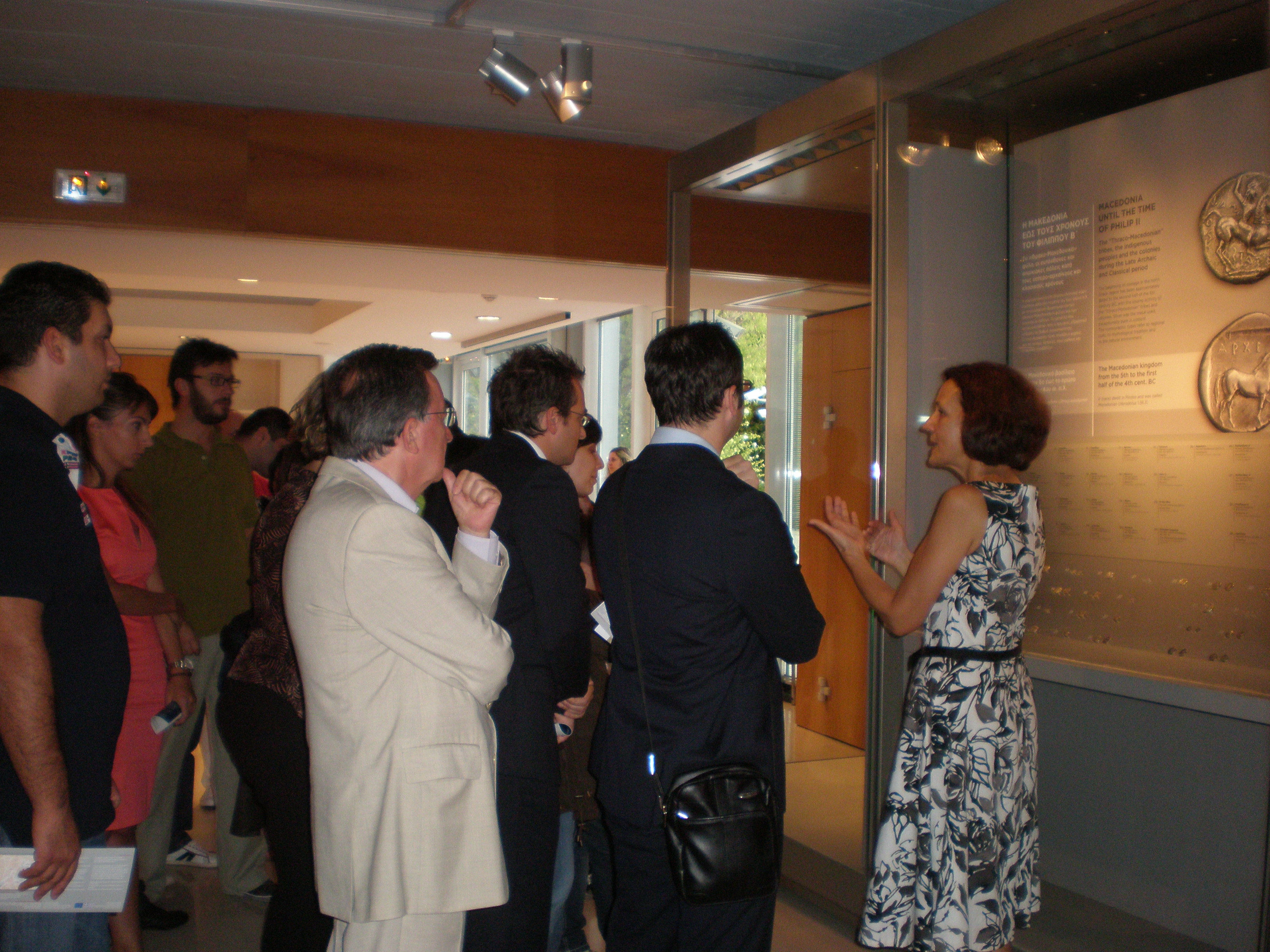 Επισκέπτες ξεναγούνται στον χώρο της έκθεσης.  Ξενάγηση «Μέγας Αλέξανδρος. Από τη γη της Μακεδονίας έως τα πέρατα της οικουμένης»