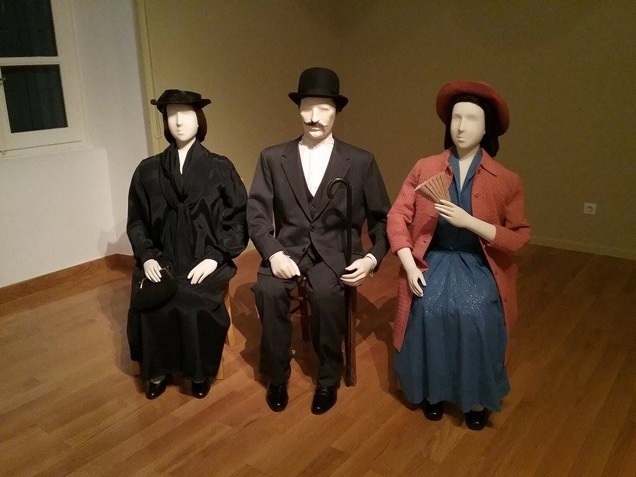 3D figures of 2 women and 1 man, dressed in period clothes.  Exhibits from the exhibition “Theophilos the painter”