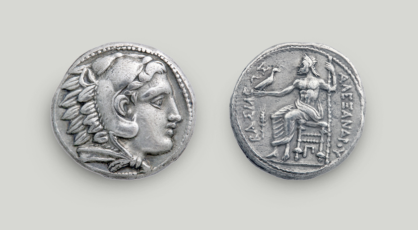 Δύο όψεις τετράδραχμου Μεγάλου Αλεξάνδρου. Μπροστά κεφαλή του Ηρακλή προφίλ, πίσω ο Δίας με αετό και σκήπτρο.  Δύο όψεις αργυρού τετράδραχμου Μεγάλου Αλεξάνδρου, Μακεδονία