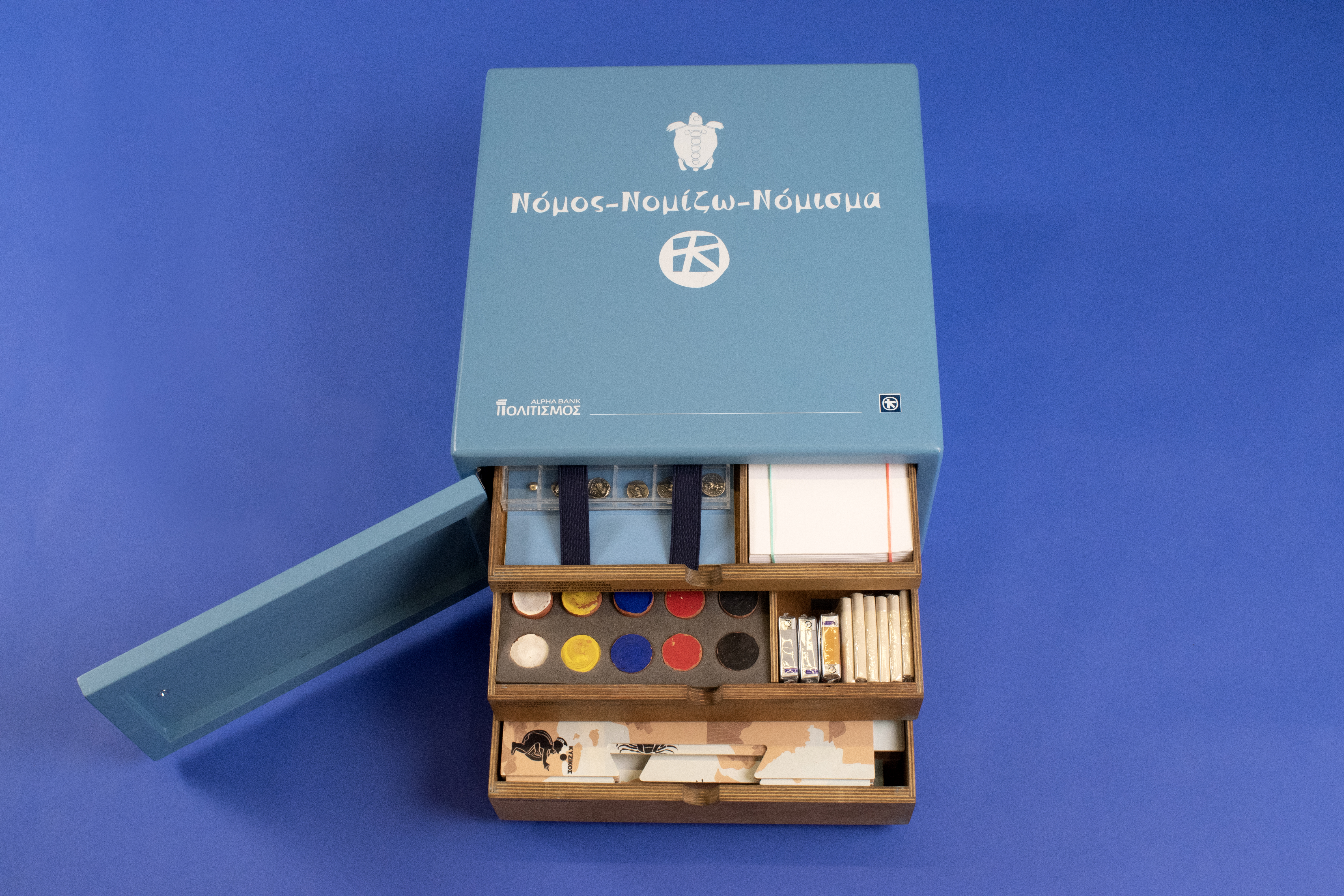 Ανοιχτή μουσειοβαλίτσα με εκπαιδευτικό υλικό. 