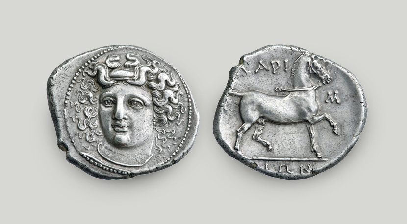 Δύο όψεις αργυρού διδράχμου Λάρισας. Μπροστά η κεφαλή της νύμφης Λάρισας και πίσω ίππος και η λέξη ΛΑΡΙΣΑΙΩΝ.  Δύο όψεις αργυρού διδράχμου Λάρισας