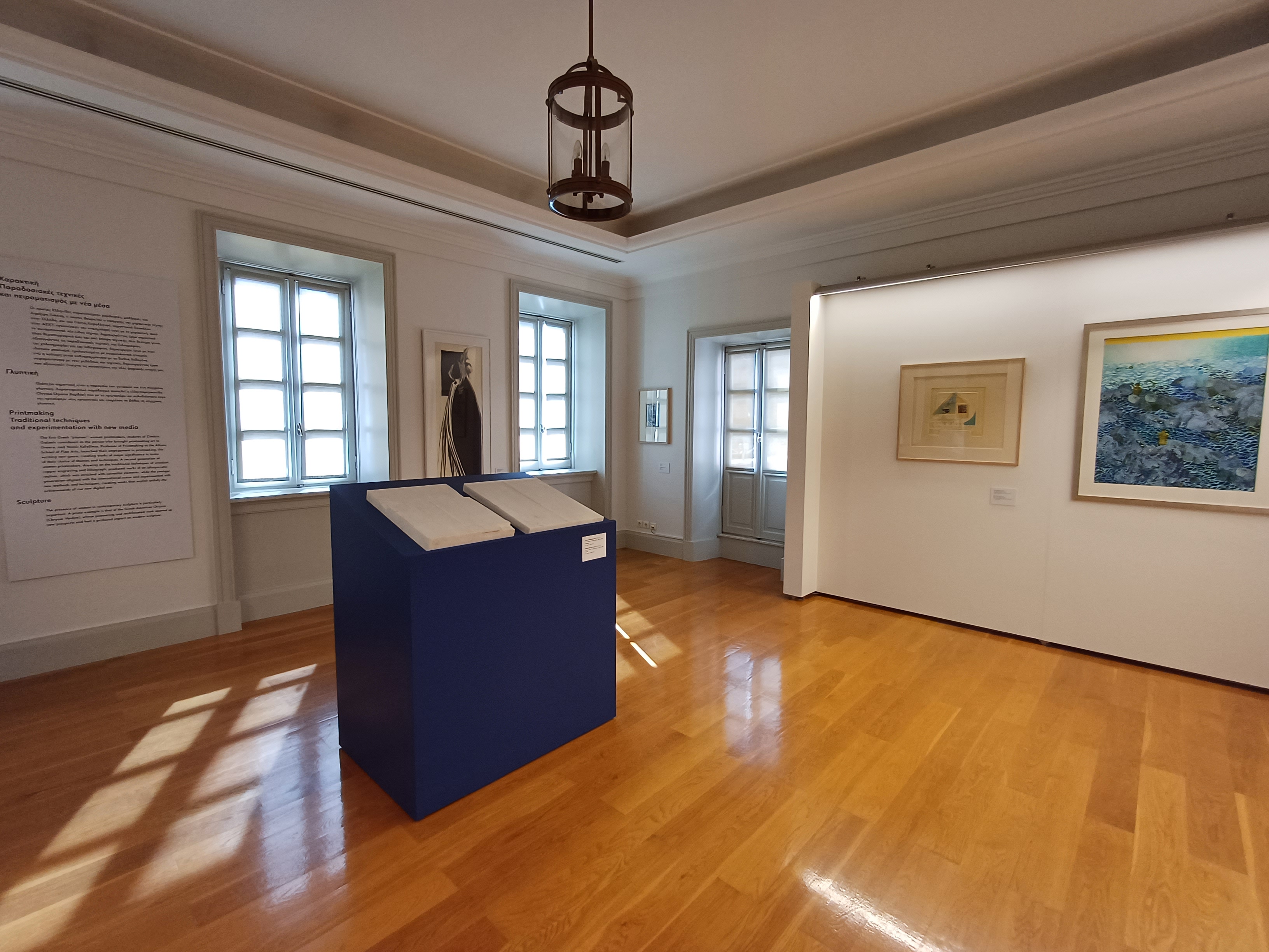 Πολύχρωμοι πίνακες αφηρημένης τέχνης σε λευκούς τοίχους. Φωτογραφία από τους χώρους της έκθεσης