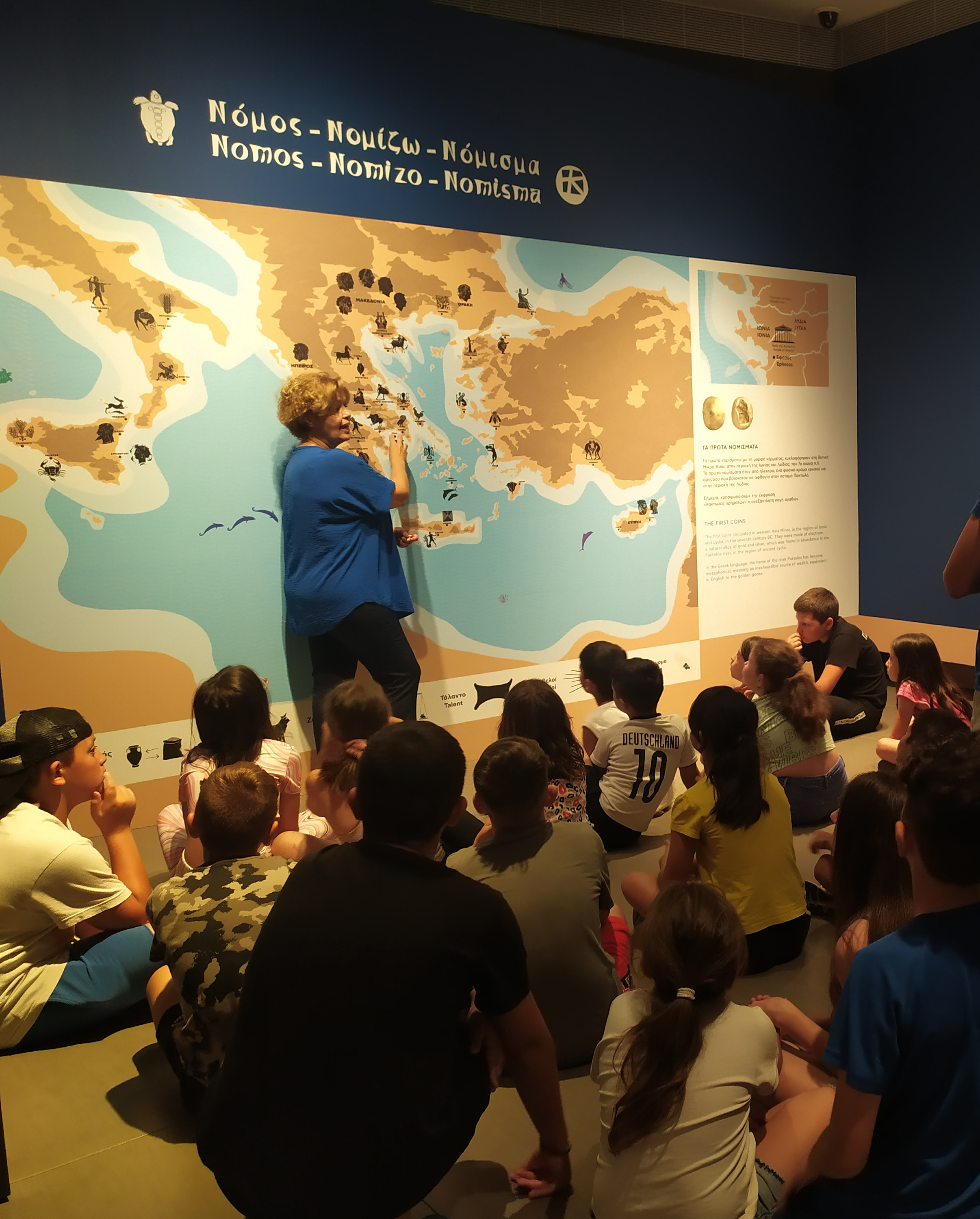 Guided tour for children from the Children Support Centre of Elefsis. 