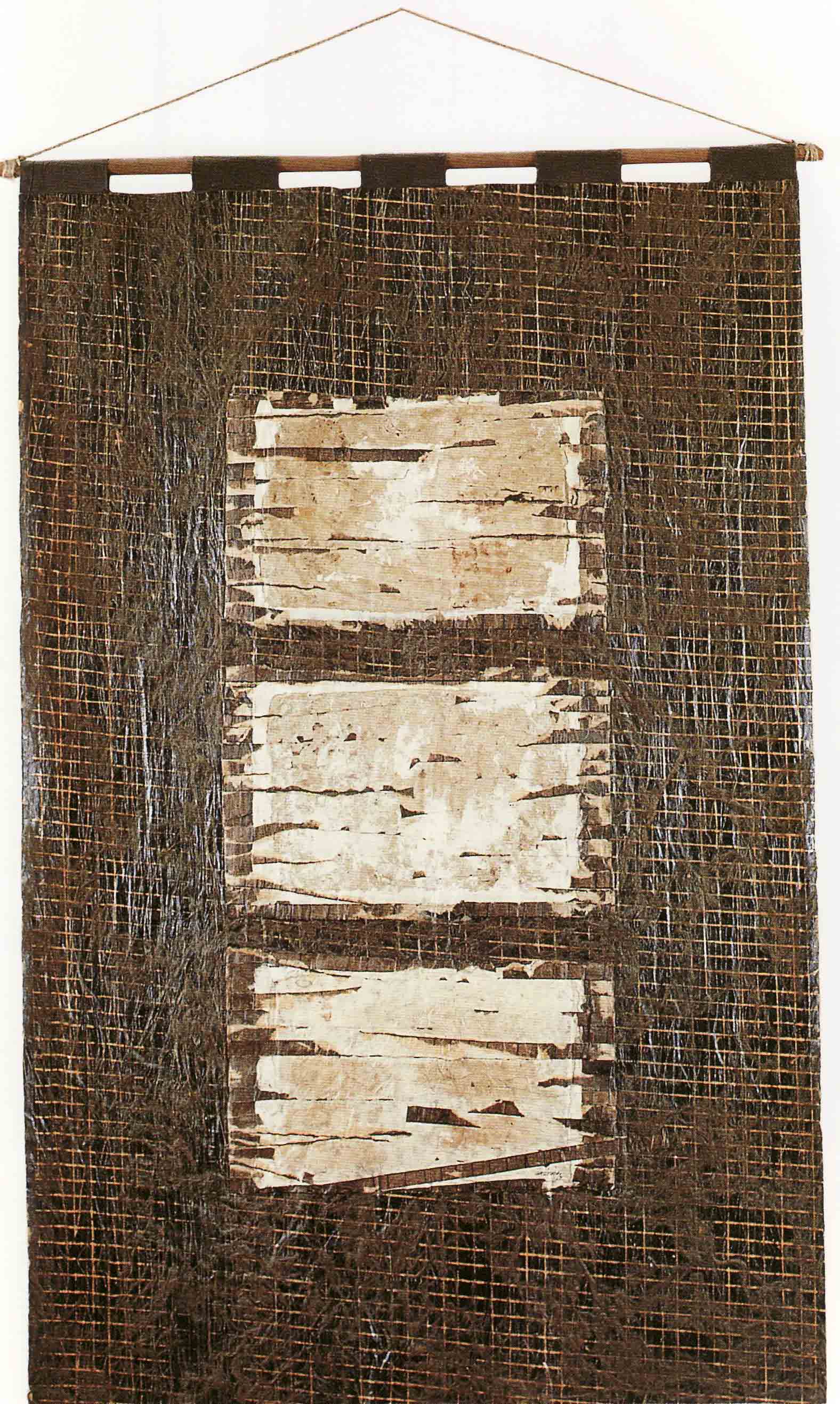 Λάβαρο από σκούρο καφέ πισσόχαρτο, με 3 λευκά ορθογώνια παραλληλόγραμμα το ένα κάτω από το άλλο.  Λάβαρο από σκούρο καφέ πισσόχαρτο, με 3 λευκά ορθογώνια παραλληλόγραμμα το ένα κάτω από το άλλο.