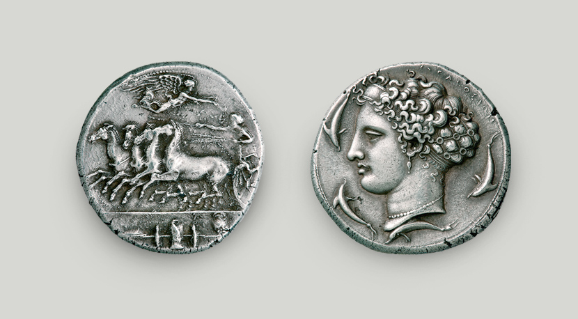 Δύο όψεις, μπροστά με ηνίοχο και τη θεά Νίκη που τον στεφανώνει. Πίσω κεφαλή της Αρέθουσας με 4 δελφίνια.  Δύο όψεις αργυρού δεκάδραχμου Συρακουσών, Σικελία