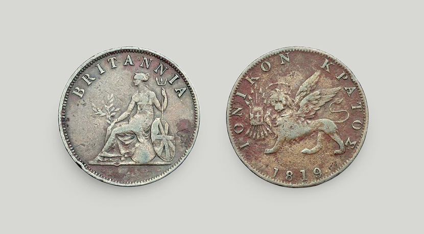 Η εμπρόσθια όψη με την Βρετανία σε σφαίρα, με τρίαινα και κλαδί ελιάς Στην οπίσθια, φτερωτός λέων με Ευαγγέλιο και 7 βέλη.  Χάλκινος οβολός Ιονικού Κράτους