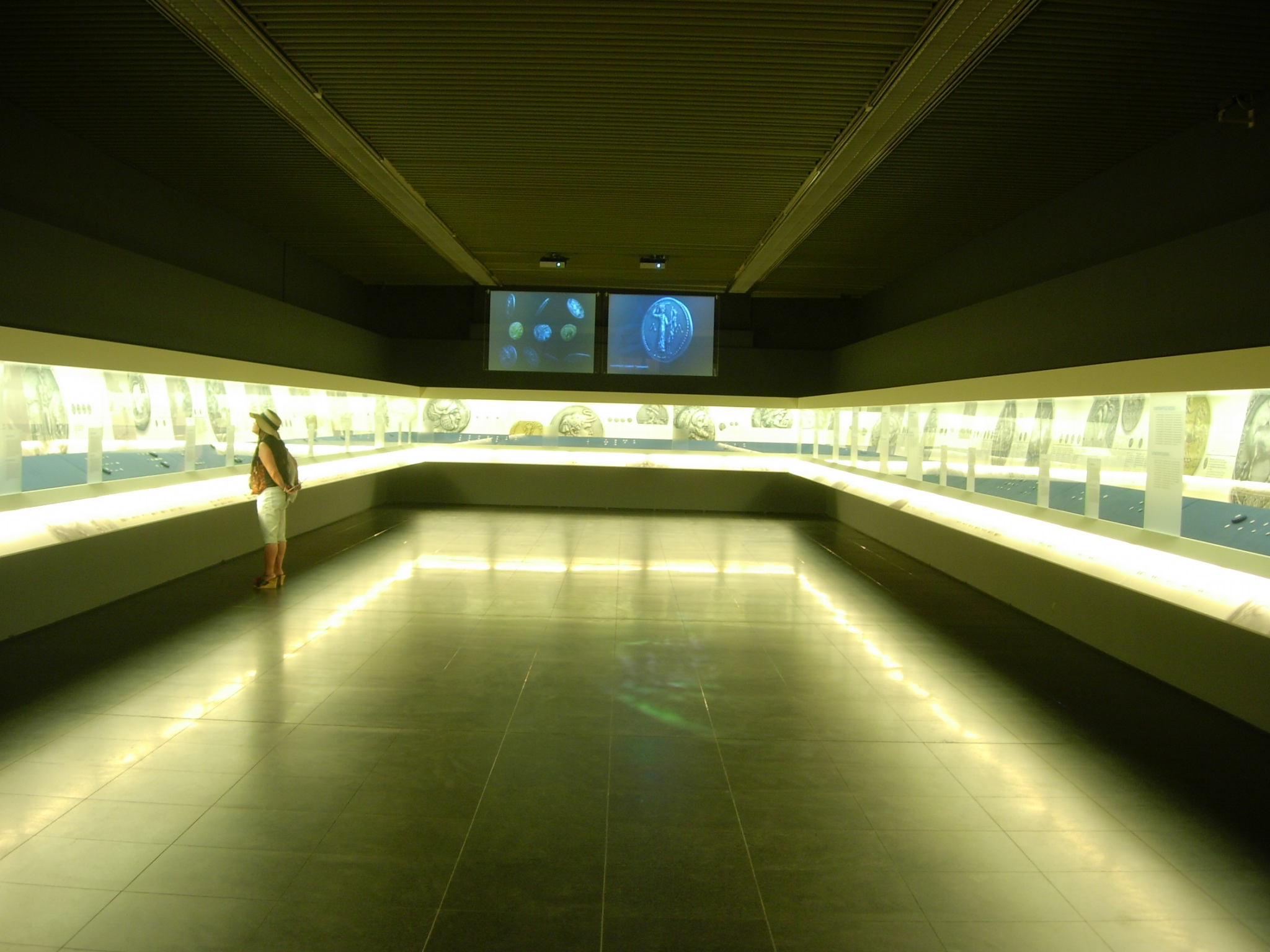 Ο χώρος της έκθεσης με εκθέματα σε φωτεινή προθήκη.  Εκθέματα «Νόμισμα ελληνικόν. Η Συλλογή της Alpha Bank»