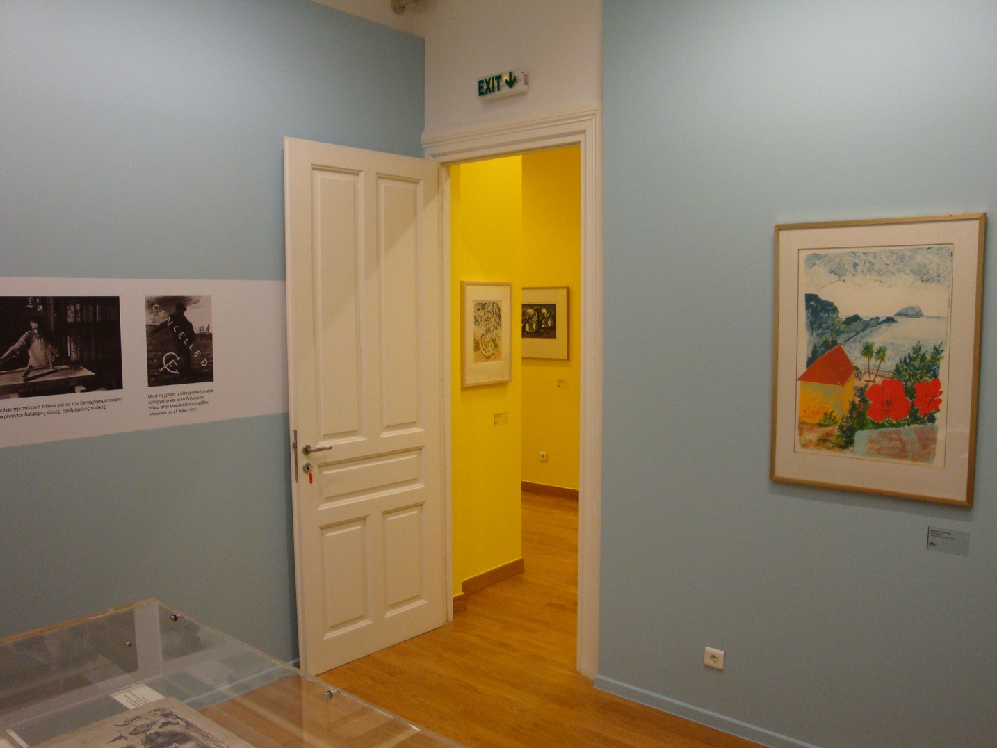 Χαρακτικά-εκθέματα σε προθήκη και στους τοίχους του κτιρίου.  Εκθέματα «Η Χαρακτική και οι τεχνικές της»