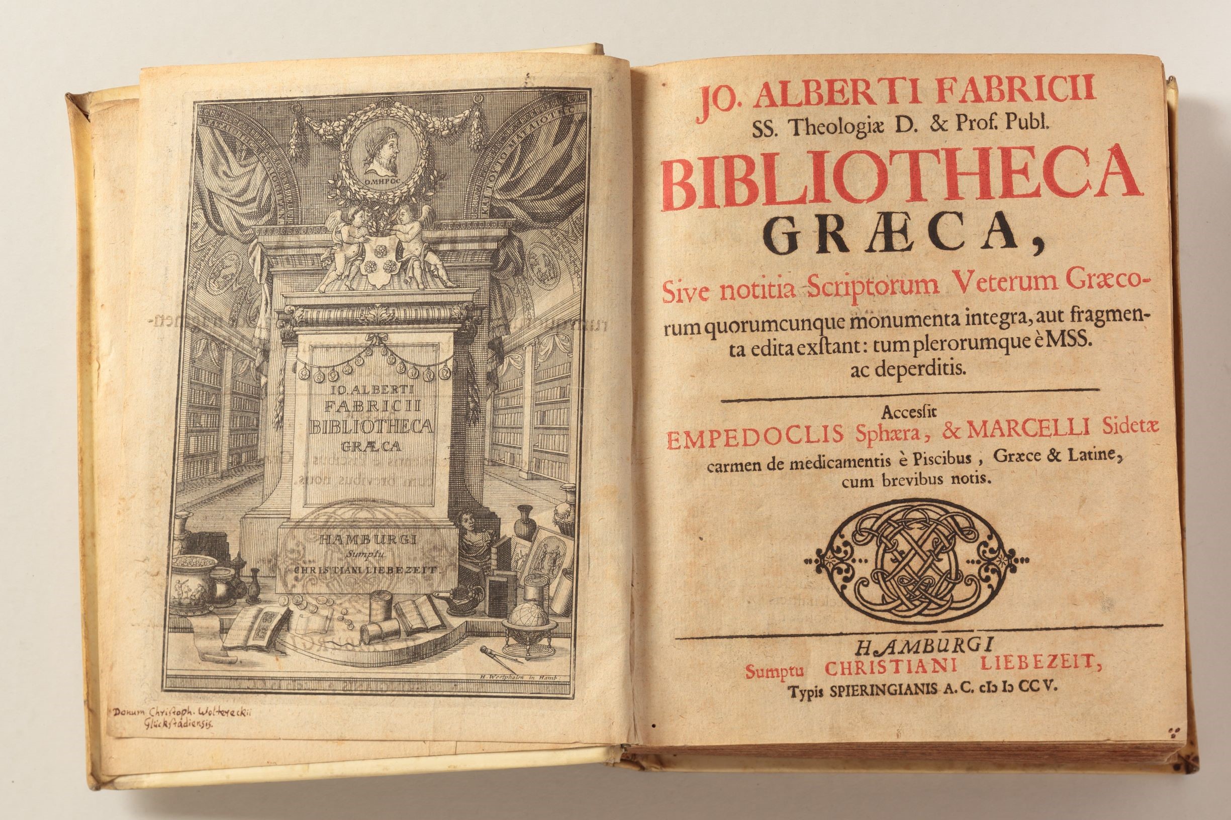 To the left an etching showing angels and Homer’s face. To the right title, author’s name and contents in Latin.  Title pages from Bibliotheca Graeca